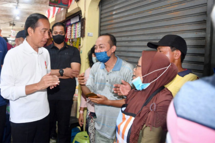 Sebelumnya saat menyusuri pasar, Presiden Jokowi terlihat berbincang dengan beberapa pedagang menanyakan harga kebutuhan pokok di sana. Oka, salah satu pedagang sembako menyampaikan bahwa harga beras saat ini mengalami kenaikan. “Malah naik (harga beras), belum turun malah naik, naik terus, tiap naik 200 (rupiah), 500 (rupiah),” jelas Oka.