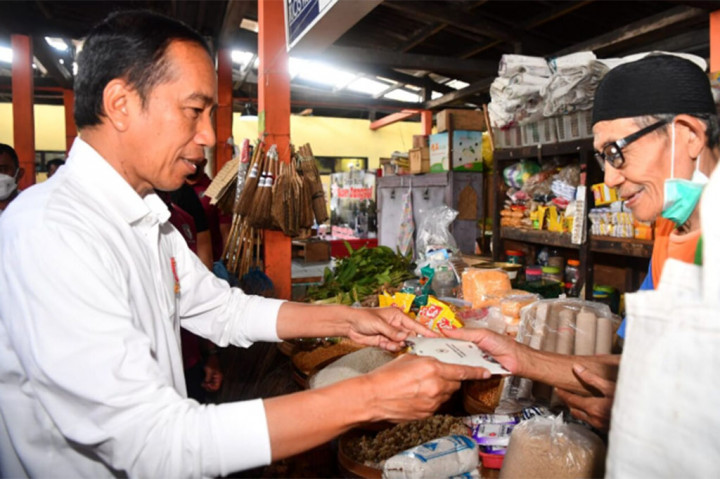 Selain itu, Presiden juga berharap aktivitas perdagangan bisa kembali semarak setelah pemerintah mencabut kebijakan PPKM. “Kita harapkan itu, kan baru aja kan (pencabutan kebijakan PPKM), baru seminggu dua minggu, saya kira efeknya akan kelihatan nanti di bulan Februari,” katanya.