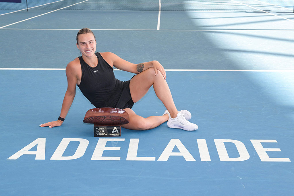 Petenis Belarusia Aryna Sabalenka meluapkan kegembiraan bersama trofi yang baru saja dia raih, WTA Adelaide International di Adelaide, Australia, Minggu, 8 Januari 2023.