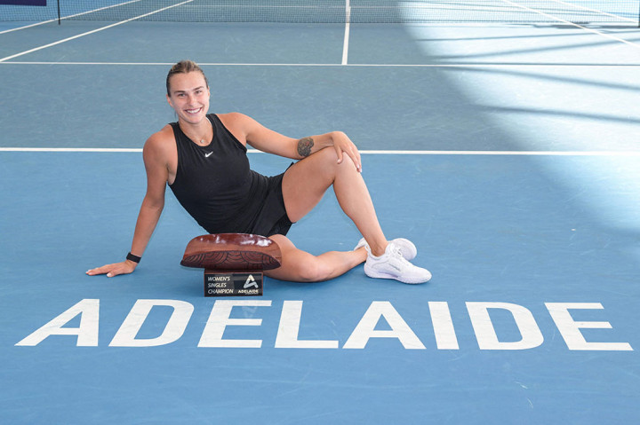 Petenis Belarusia Aryna Sabalenka meluapkan kegembiraan bersama trofi yang baru saja dia raih, WTA Adelaide International di Adelaide, Australia, Minggu, 8 Januari 2023.