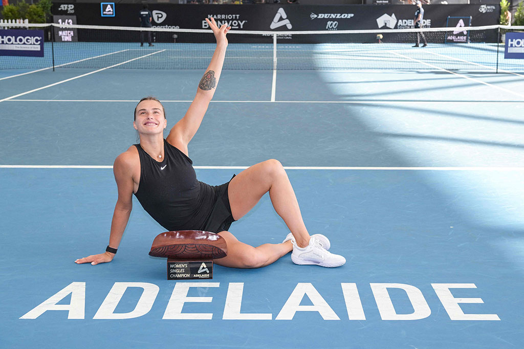 Aryna Sabalenka memulai kampanye menjelang laga Australia Terbuka, dengan meraih gelar pertamanya sejak 2021 di Adelaide International, Minggu, 8 Januari 2023. Sabalenka mengalahkan petenis remaja Ceko Linda Noskova 6-3, 7-6 (7/4).