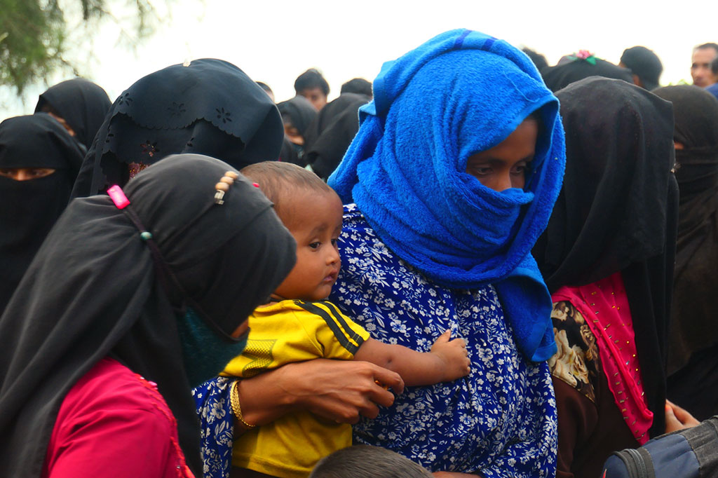 Saat ini, tim gabungan masih melakukan proses evakuasi para imigran Rohingya ke tempat penampungan sementara di Unit Pelaksana Teknis Daerah (UPTD) Dinas Sosial di Ladong. Dan akan dilanjutkan penanganan oleh BPBD, Imigrasi, dan Dinsos, serta instansi terkait lainnya.