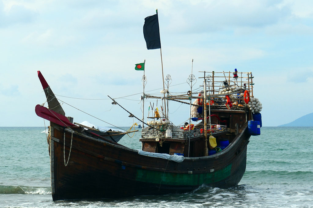 Kapal yang membawa ratusan imigran Rohingya berada di Pantai Kuala Gigeng Lamnga, Kecamatan Krueng Raya, Kabupaten Aceh Besar, Aceh.