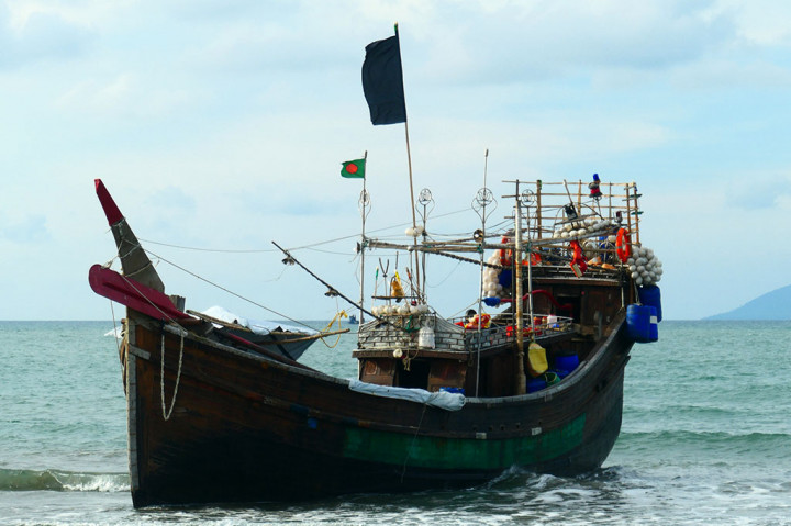Kapal yang membawa ratusan imigran Rohingya berada di Pantai Kuala Gigeng Lamnga, Kecamatan Krueng Raya, Kabupaten Aceh Besar, Aceh.