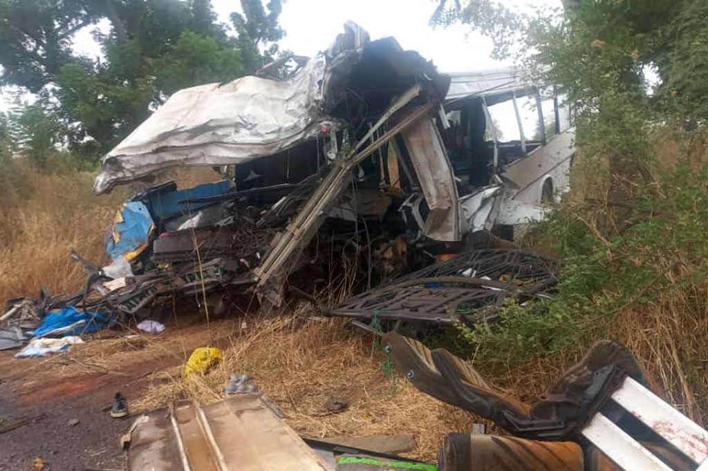 Gambar-gambar pascainsiden menunjukkan bagian depan bus putih yang benar-benar hancur, dengan kursi berlumuran darah, barang-barang pribadi, dan sepatu berserakan di sekitar lokasi kecelakaan.