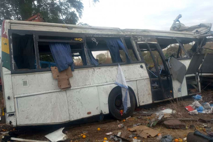 Sebuah bus rusak parah setelah bertabrakan dengan bus lainnya di jalan arteri di wilayah Kaffrine, Senegal, Minggu, 8 Januari 2023. Sedikitnya 39 orang tewas dan lebih dari 100 lainnya cedera akibat kecelakaan tersebut.