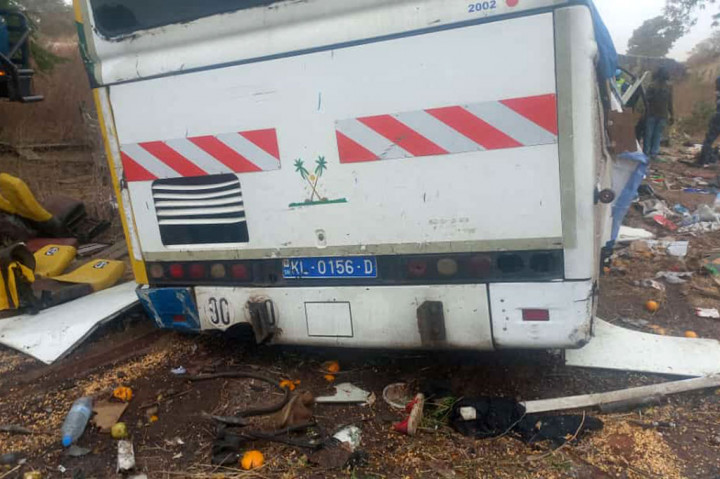Walikota Kaffrine Abdoulaye Saydou Sow, yang juga Menteri Urbanisme, mengatakan bahwa kecelakaan itu terjadi antara pukul 02.00 dan 03.00 (GMT dan lokal) hari Minggu dan disebabkan oleh ban pecah.