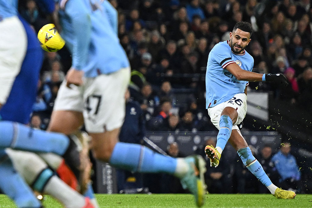 Riyad Mahrez mencetak gol pembuka untuk Manchester City dari tendangan bebas terukur pada menit ke-23.