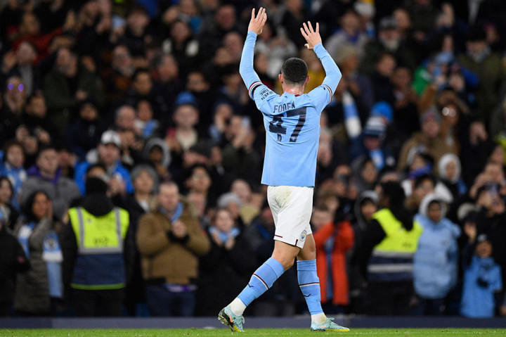 Chelsea kian terkoyak ketika Phil Foden mencetak gol ketiga pada menit ke-38 setelah menyelesaikan umpan silang Kyle Walker.