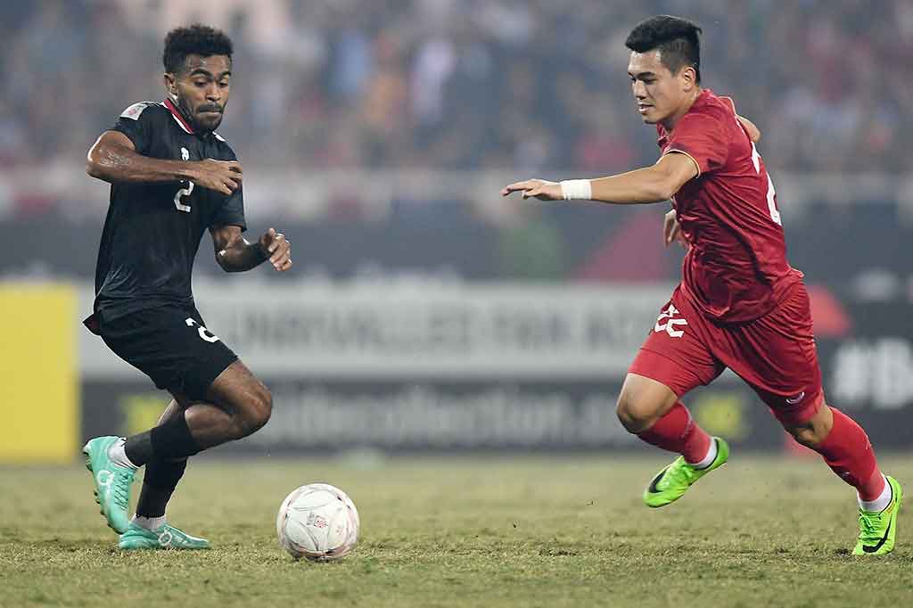 Gelandang Indonesia Yacob Sayuri berebut bola dengan striker Vietnam Nguyen Tien Linh pada laga leg kedua semifinal Piala AFF 2022 di Hanoi, Senin, 9 Januari 2023. Indonesia gagal ke final setelah takluk 0-2 dari tuan rumah.