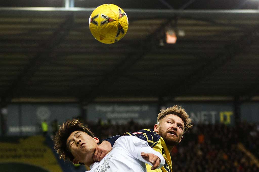Pemain Arsenal asal Jepang Takehiro Tomiyasu berduel udara dengan pemain Oxford United Matty Taylor.