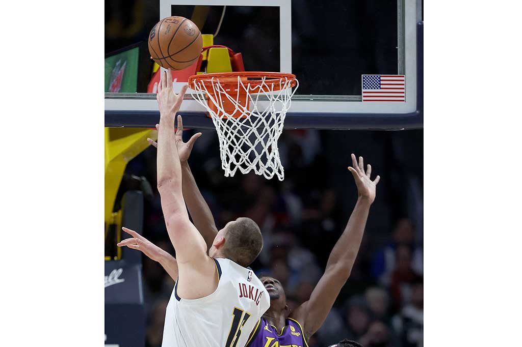 Nikola Jokic yang dua kali MVP NBA membukukan triple-double kesebelas musim ini dengan 14 poin, 11 rebound, dan 16 assist saat menaklukkan Lakers. Jokic memasukkan semua dari lima lemparan dalam bidangnya. 