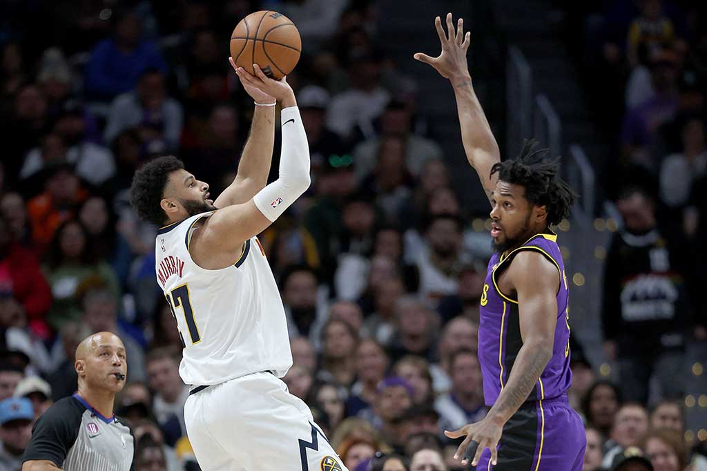 Jamal Murray yang absen sepanjang musim lalu karena ligamen lutut robek, mencetak 34 poin, yang tertingginya musim ini untuk Nuggets.   