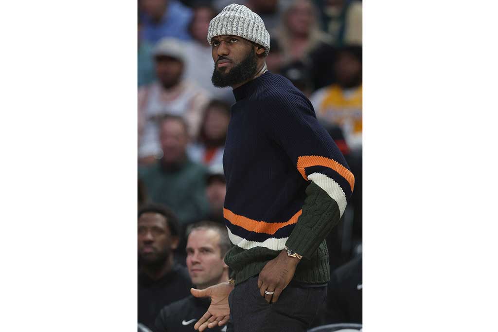 Sementara itu superstar Lakers LeBron James absen karena sakit pergelangan kaki kiri, juga Anthony Davis. Lakers juga kehilangan Patrick Beverley yang cedera pinggul saat turun minum. 