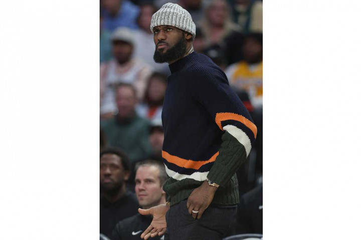 Sementara itu superstar Lakers LeBron James absen karena sakit pergelangan kaki kiri, juga Anthony Davis. Lakers juga kehilangan Patrick Beverley yang cedera pinggul saat turun minum. 