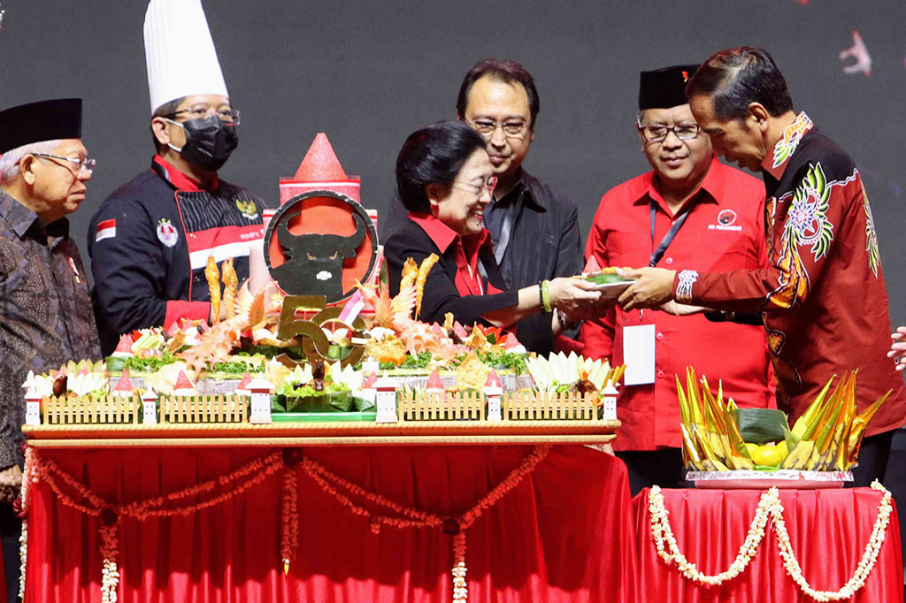 Ketua Umum PDI Perjuangan Megawati Soekarnoputri menyerahkan nasi tumpeng kepada Presiden Joko Widodo (Jokowi) dan Wapres Ma'ruf Amin.