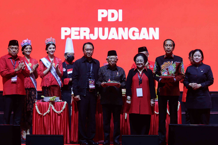 Setelah penyerahan tumpengan, Ketum Megawati melakukan foto bersama di atas panggung.