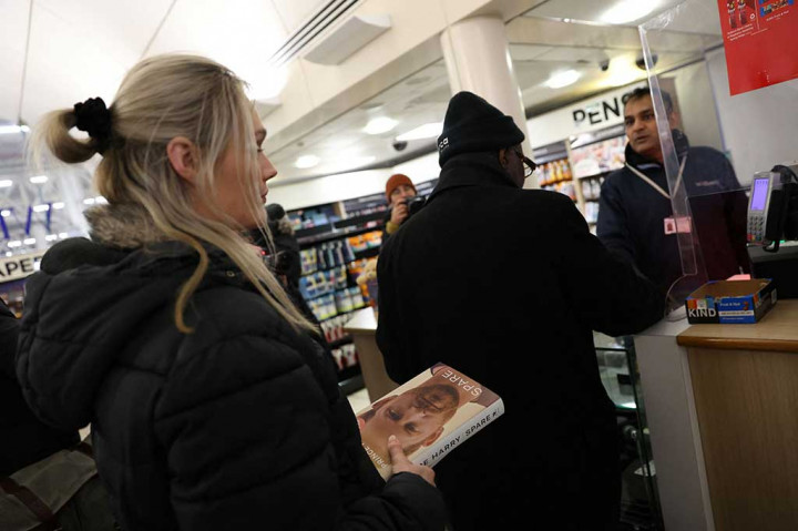 Orang-orang mengantri untuk membeli buku 'Spare', karya Pangeran Inggris Harry, Duke of Sussex selama acara peluncuran memoar tersebut di toko buku WHSmith, di Stasiun Victoria, London, Selasa, 10 Januari 2023.