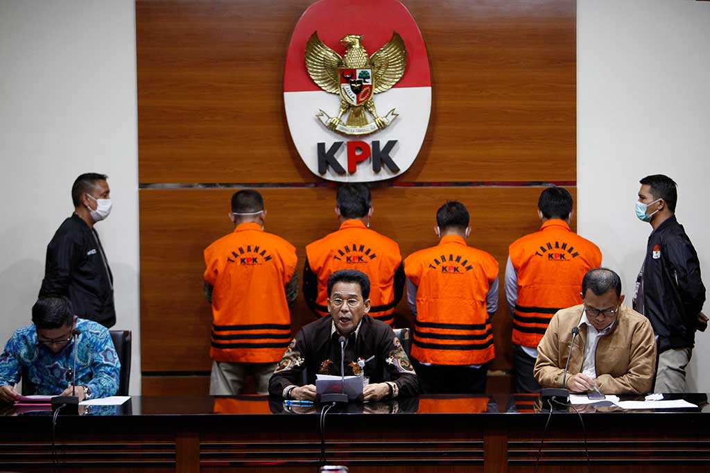 Wakil Ketua Komisi Pemberantasan Korupsi (KPK) Johannis Tanak (tengah) didampingi Deputi Penindakan KPK Karyoto (kiri) dan Plt Juru Bicara Ali Fikri melakukan konperensi pers terkait penetapan 28 eks anggota DPRD Provinsi Jambi sebagai tersangka kasus dugaan suap terkait pengesahan RAPBD Provinsi Jambi Tahun Anggaran 2017-2018.