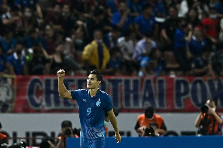 Thailand memastikan kemenangan menjadi 3-0 lewat gol yang dicetak oleh Adison Kraisorn.  Di partai final Thailand akan menghadapi Vietnam yang di partai sebelumnya menundukkan timnas Indonesia dengan skor 2-0.
