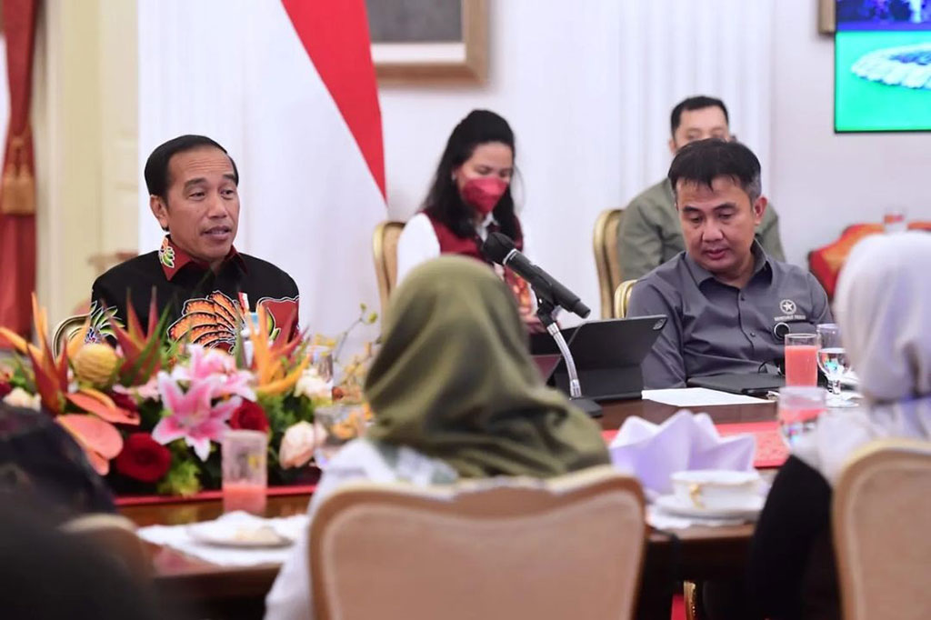 Senada dengan itu, Dio, perwakilan wartawan istana lainnya berharap agar dapat secara rutin bertemu langsung dengan Presiden Jokowi. Selain bertemu, Dio menambahkan, para wartawan bisa menyampaikan aspirasi publik secara langsung mengenai isu-isu terkini.