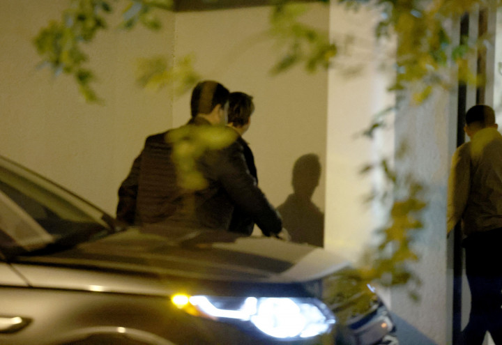 Sekitar pukul 19:00 (0000 GMT), Bolsonaro - yang dirawat karena masalah usus - terlihat keluar dari mobil bersama orang lain dan bergegas ke sebuah rumah di pinggiran Orlando, tempat dia tinggal sejak 30 Desember 2022.