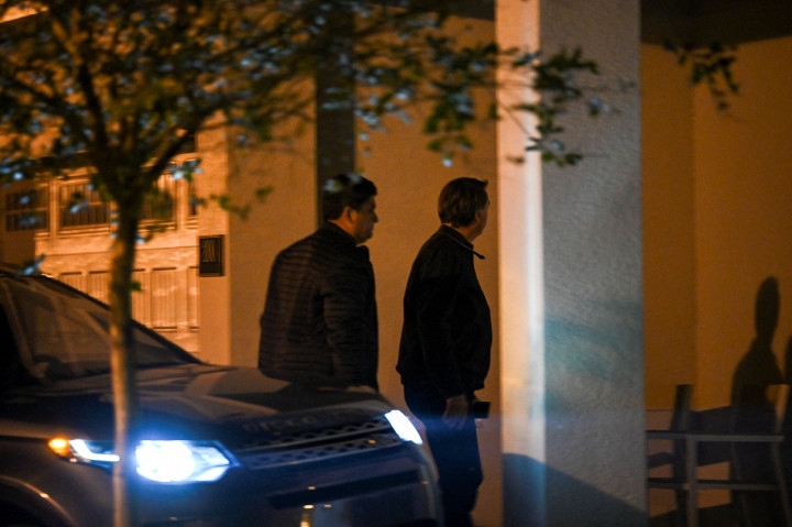 Pada hari Senin Bolsonaro mengonfirmasi di media sosial bahwa dia telah dirawat di rumah sakit dan kemudian memposting foto yang memperlihatkan dirinya di ranjang rumah sakit.