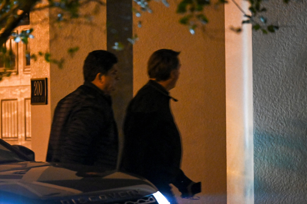 Berita tentang rawat inapnya datang sehari setelah para pendukungnya menyerbu istana kepresidenan, Kongres, dan Mahkamah Agung di ibu kota Brasil, merusak beberapa gedung, dalam adegan yang mengingatkan pada serangan 6 Januari 2021 di Capitol AS oleh pendukung presiden saat itu Donald Trump, sekutu Bolsonaro.