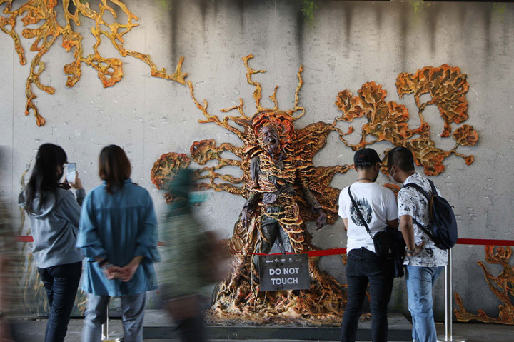 Pejalan kaki mengamati mural 3D pada dinding Terowongan Kendal, Dukuh Atas, Menteng, Jakarta Pusat, Rabu, 11 Januari 2023.