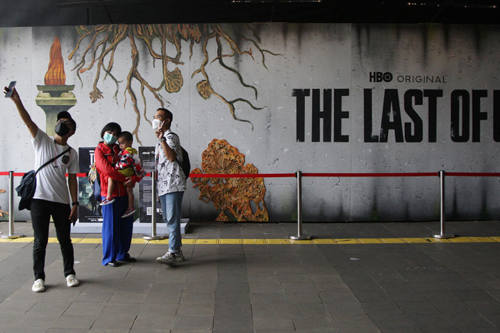 Mural sepanjang 34 meter yang dikerjakan seniman dari komunitas iMural dan Cep Toha tersebut atas prakarsa Jakarta Experience Board (JXB) bersama MRT Jakarta.