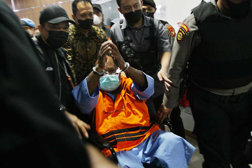 Komisi Pemberantasan Korupsi (KPK) resmi menahan tersangka Gubernur Papua Lukas Enembe (LE) selama 20 hari ke depan.