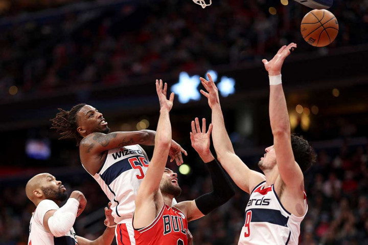 Zach LaVine menyumbang 38 poin untuk Bulls, disusul Nikola Vucevic yang mencetak double-double dengan 15 poin dan 10 rebound, serta Coby White menyumbangkan 13 poin untuk Bulls saat menelan kekalahan kedua beruntun.