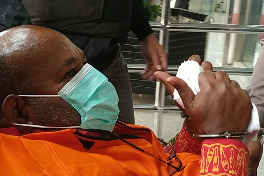 Dengan mengenakan rompi oranye dan tangan diborgol, Gubernur Papua Lukas Enembe mengacungkan dua jempolnya saat tiba di Gedung Merah Putih KPK, Jakarta, Kamis, 12 Januari 2023.