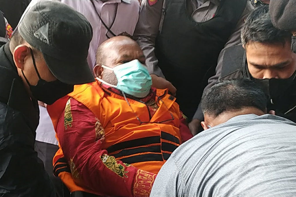 Lukas Enembe dibawa ke Gedung Komisi Pemberantasan Korupsi (KPK) untuk diperiksa sebagai tersangka usai menjalani pembantaran penahanan karena kondisi kesehatannya.