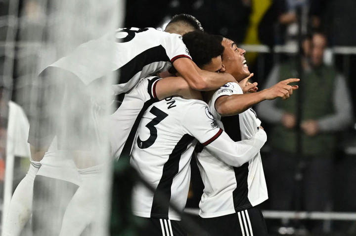 Carlos Vinicius melakukan selebrasi bersama rekan-rekan setimnya usai menjebol gawang Kepa.