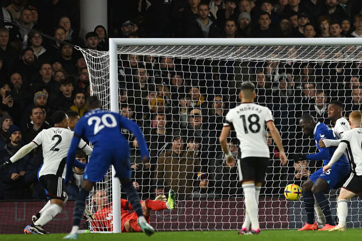 Chelsea tertinggal oleh gol yang dibuat mantan pemain mereka, Willian pada menit ke-25 lewat tembakan dari sisi kiri.