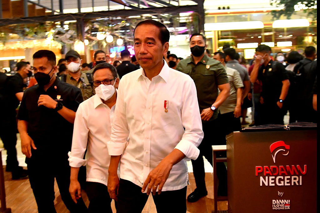 Presiden Joko Widodo mengunjungi pusat perbelanjaan Kota Kasablanka (Kokas), Jakarta, Kamis, 12 Januari 2023 malam, untuk mengecek aktivitas perekonomian usai kebijakan pemberlakuan pembatasan kegiatan masyarakat (PPKM) di Indonesia dicabut.