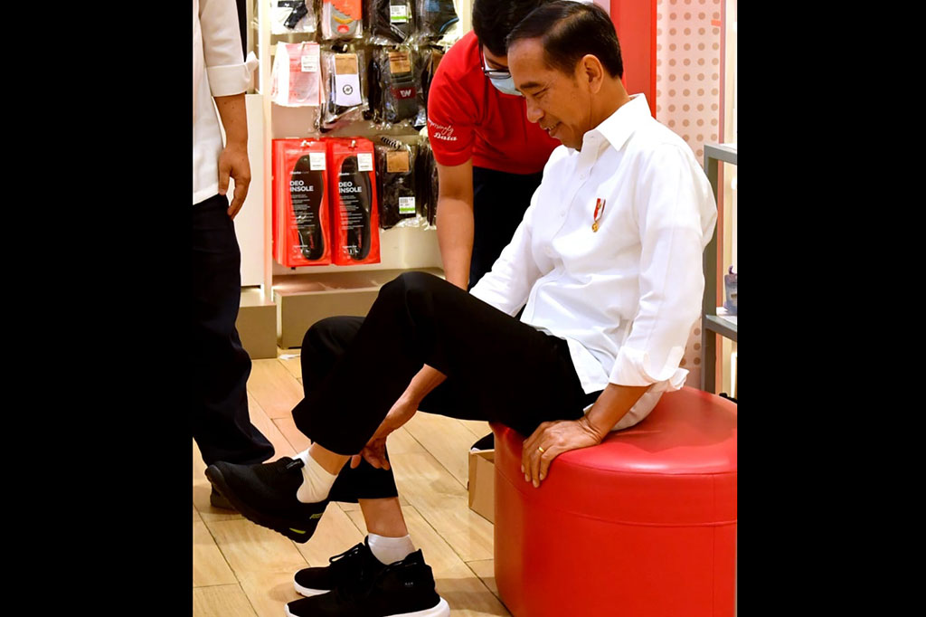 Jokowi mencoba beberapa produk yang dipajang di Eiger, seperti sepatu dan lain-lain.