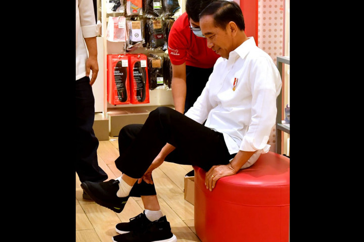 Jokowi mencoba beberapa produk yang dipajang di Eiger, seperti sepatu dan lain-lain.