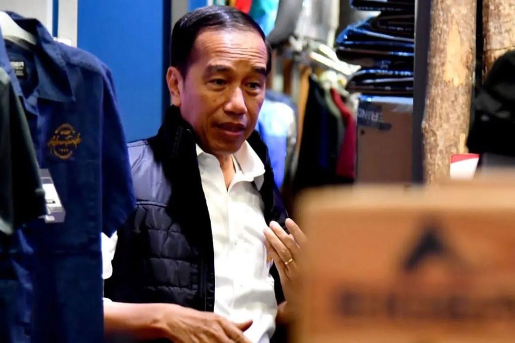  Presiden memutuskan untuk membeli sebuah rompi berwarna hitam dan sejumlah produk lain.