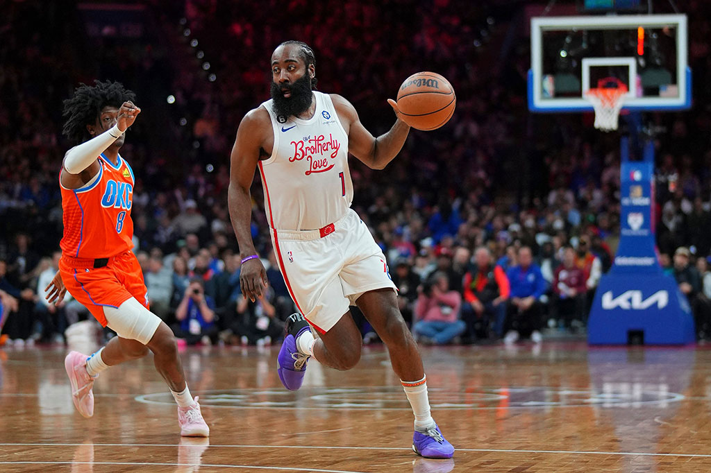 Dua bintang tuan rumah, Joel Embiid dan James Harden, sama-sama mencapai dwiganda di pertandingan ini, masing-masing melalui 30 poin dan 10 rebound serta 24 poin dan 15 rebound.