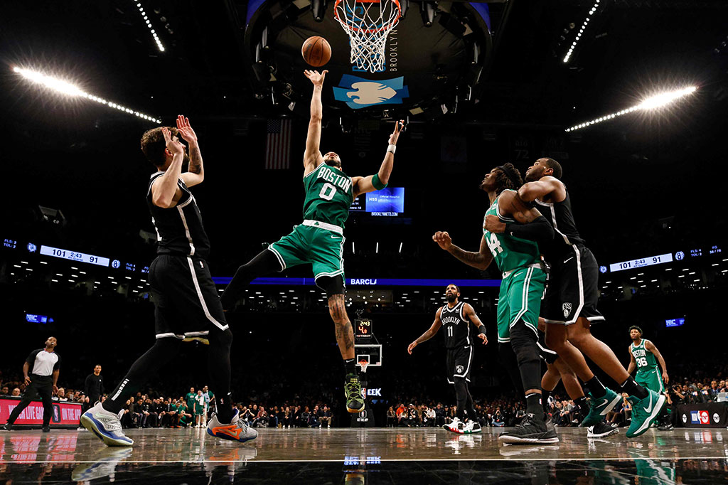 Jayson Tatum mengemas dwiganda 20 poin dan 11 rebound untuk membawa Boston Celtics menundukkan Brooklyn Nets dengan skor 109-98 dalam lanjutan NBA di Barclays Center, New York, Jumat, 13 Januari 2023 WIB.