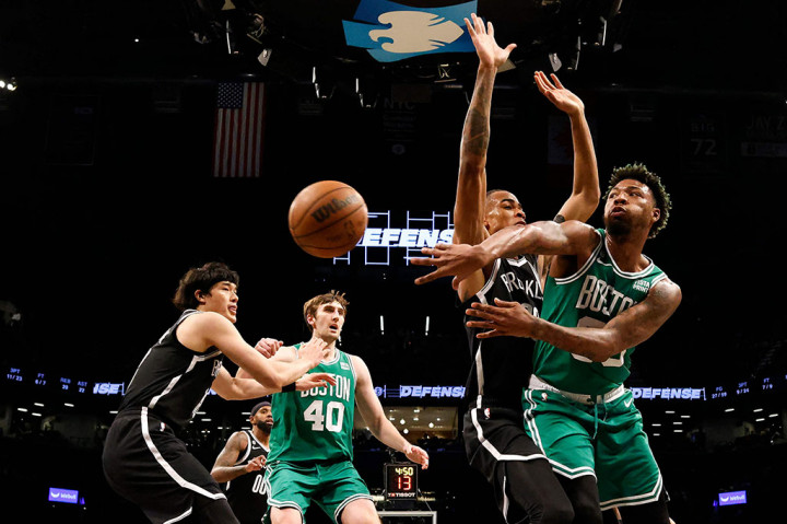Celtics yang kali ini tak diperkuat Jaylen Brown karena cedera aduktor mendapatkan tambahan dwiganda 16 poin dan 10 assist dari Marcus Smart, Malcolm Brogdon menyumbang 16 poin, Grant Williams 12 poin, dan Luke Kornet 11 poin.