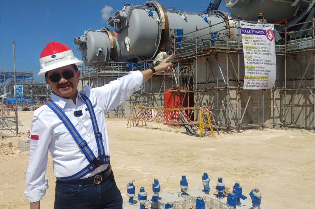 Presiden Direktur PT Freeport Indonesia Tony Wenas (kanan) menunjukkan pembangunan proyek Smelter Freeport di kawasan Java Integrated and Industrial Port Estate (JIIPE), Manyar, Gresik, Jawa Timur, Jumat, 13 Januari 2023.