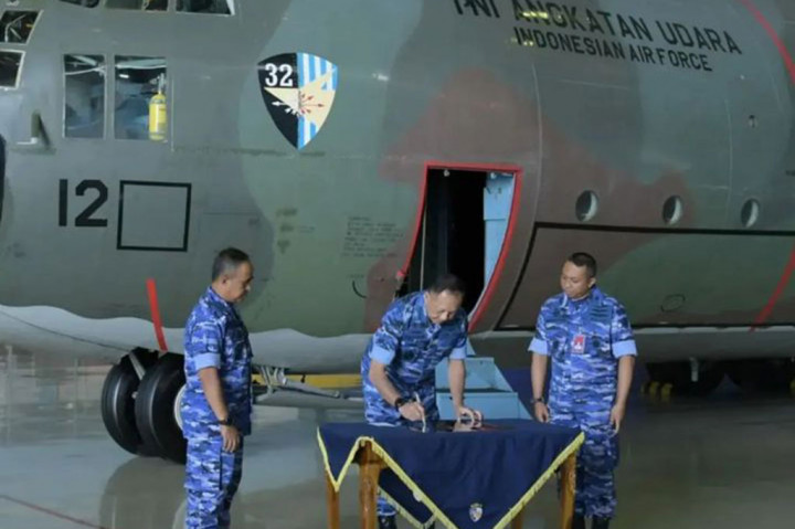 Kepala Staf Angkatan Udara (KSAU) Marsekal Fadjar Prasetyo menghadiri Tradisi Penghentian Operasi Pesawat C-130B Hercules A-1312, di Lanud Abdurrachman Saleh, Malang, Jumat, 13 Januari 2023.