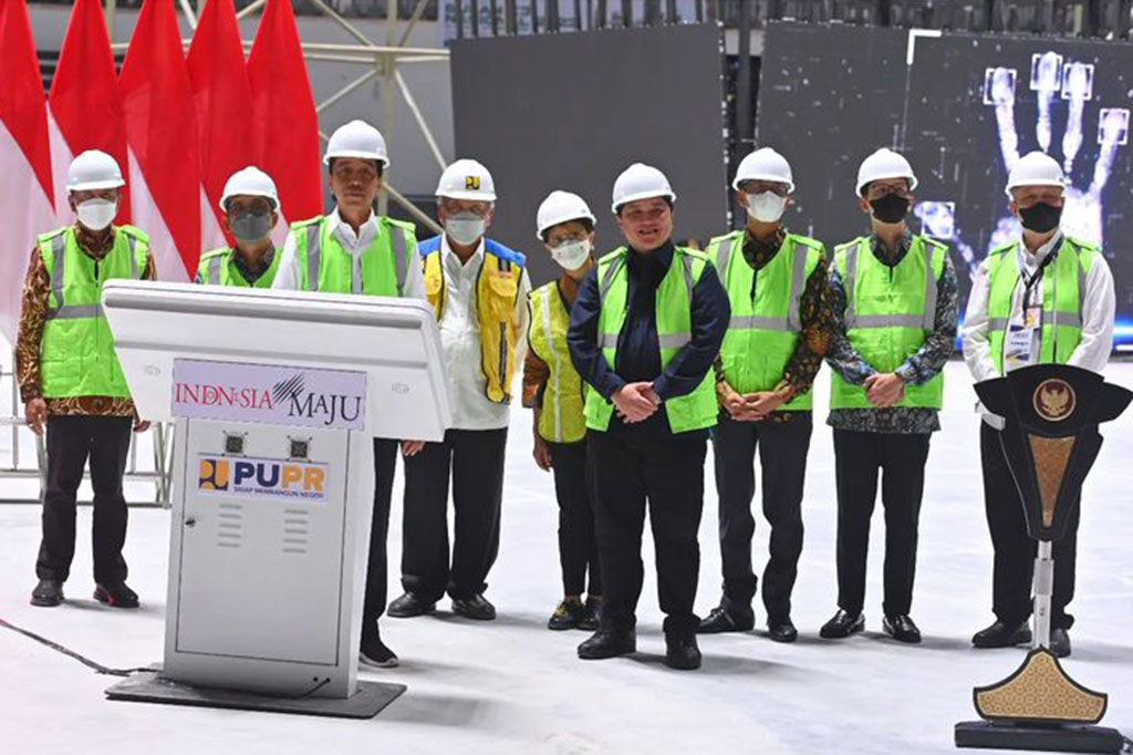Presiden Joko Widodo (Jokowi) melakukan topping off atau penyelesaian akhir atap bangunan Indoor Multifunction Stadium (IMS) di kawasan Gelora Bung Karno (GBK), Jakarta, Jumat, 13 Januari 2023.