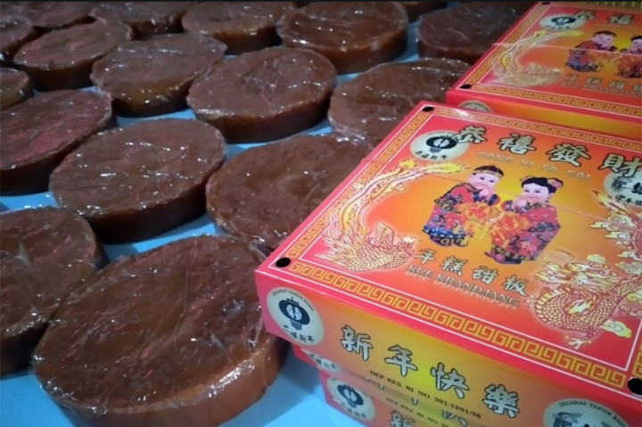 Mereka memproduksi kue keranjang berdasarkan pesanan. Pemesanan bisa dilakukan manual maupun melalui jaringan telekomunikasi. Konsumennya tak hanya dari Yogyakarta, namun juga dari luar kota, termasuk Sumatera. 