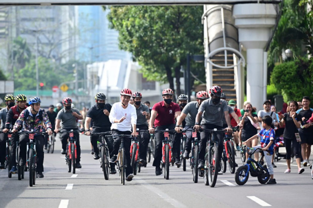 Presiden Joko Widodo menghabiskan pagi dengan bersepeda di kawasan hari bebas kendaraan bermotor atau car free day (CFD) Sudirman-Thamrin, Jakarta, pada Minggu, 15 Januari 2023.