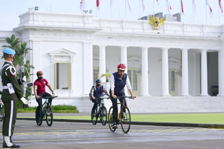 Sekitar pukul 07.20 WIB, dengan mengenakan kaus berwarna putih yang dipadukan dengan rompi berwarna biru dongker, Presiden Jokowi berangkat dari Istana Merdeka menuju kawasan CFD mengendarai sepeda bambu miliknya.