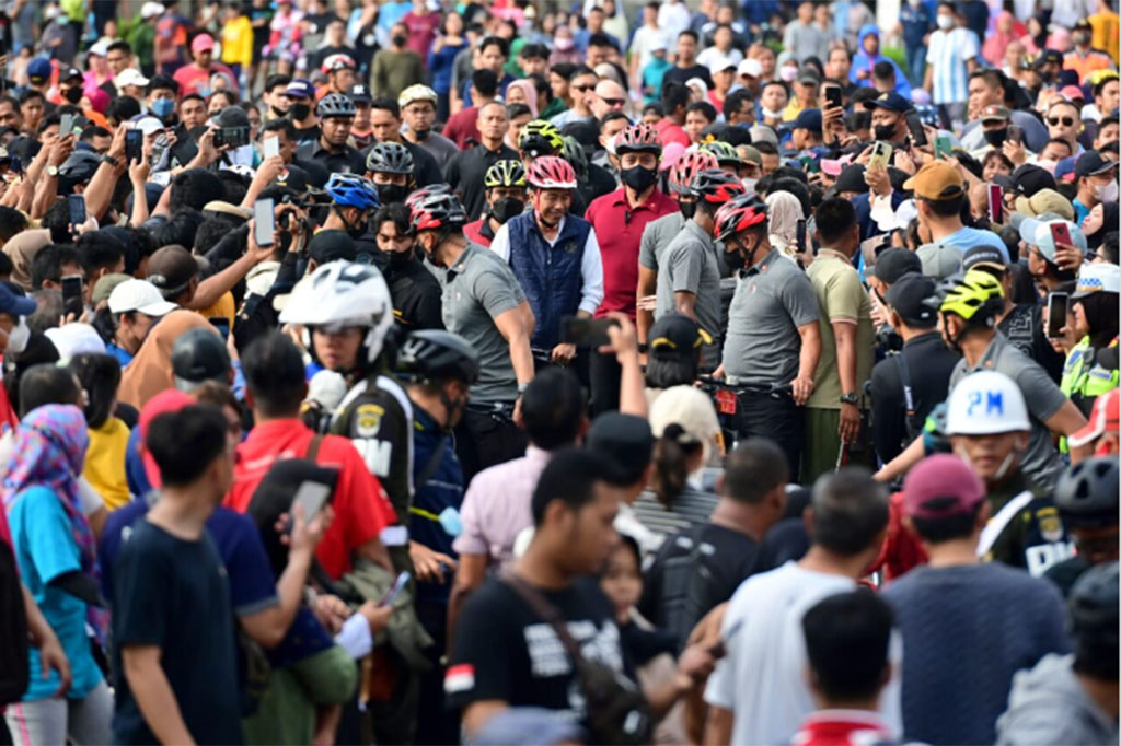 Di sana, Presiden Jokowi berbaur dengan masyarakat yang juga berolahraga dan menikmati CFD pagi ini.